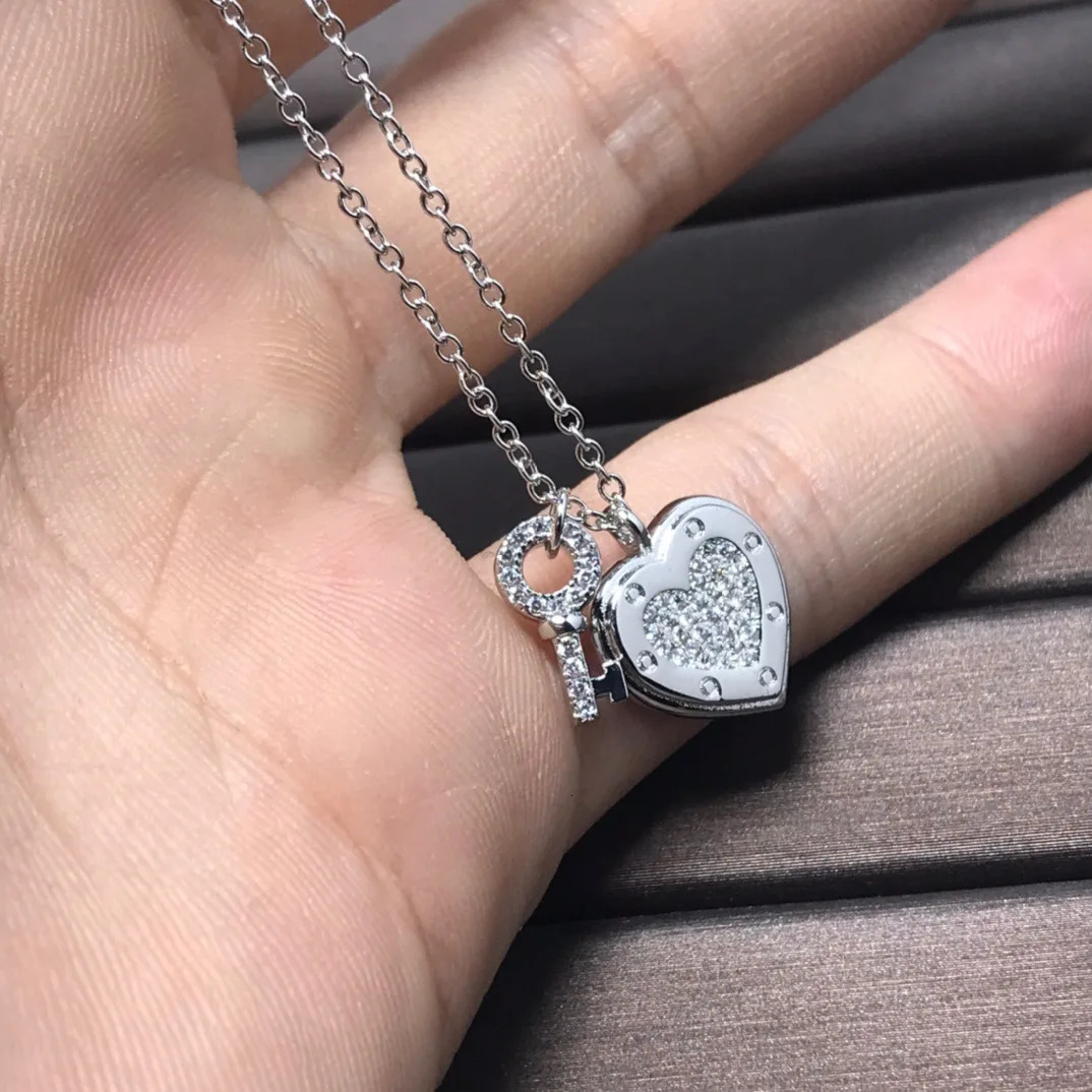 High Quality S925 Silver Jewelry Fashion Exquisite Key Heart Pendant Necklace Women Jewelry Gift 250117