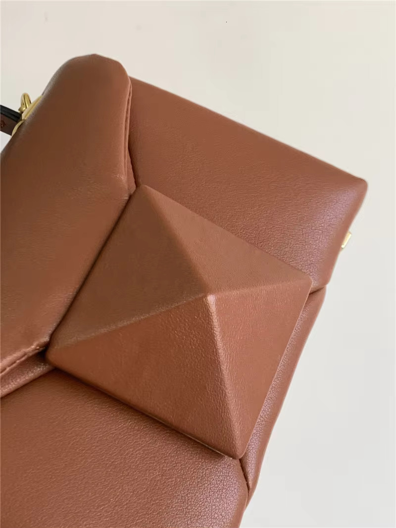 Designer Handbag 2024 New Fashion Mini One Shoulder Crossbody Big Rivets Genuine Leather Mobile Phone Messenger Bag