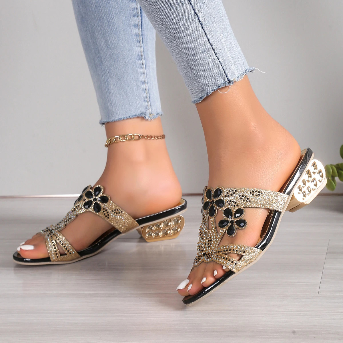Women Slippers Summer Women Sandals Fashion Hollow Comfort Slippers Slip-On Beach Slides Zapatos De Mujer 250113