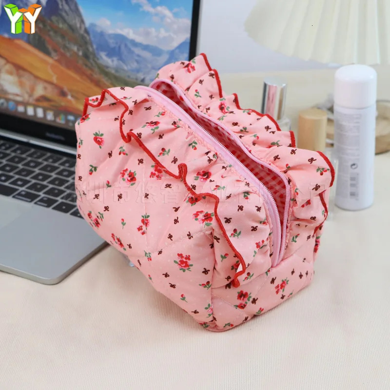 Quilted Floral Makeup Bag With Plaid lining Ruffle Edge For Women Large Capacity Travel Portable Pouch250114
