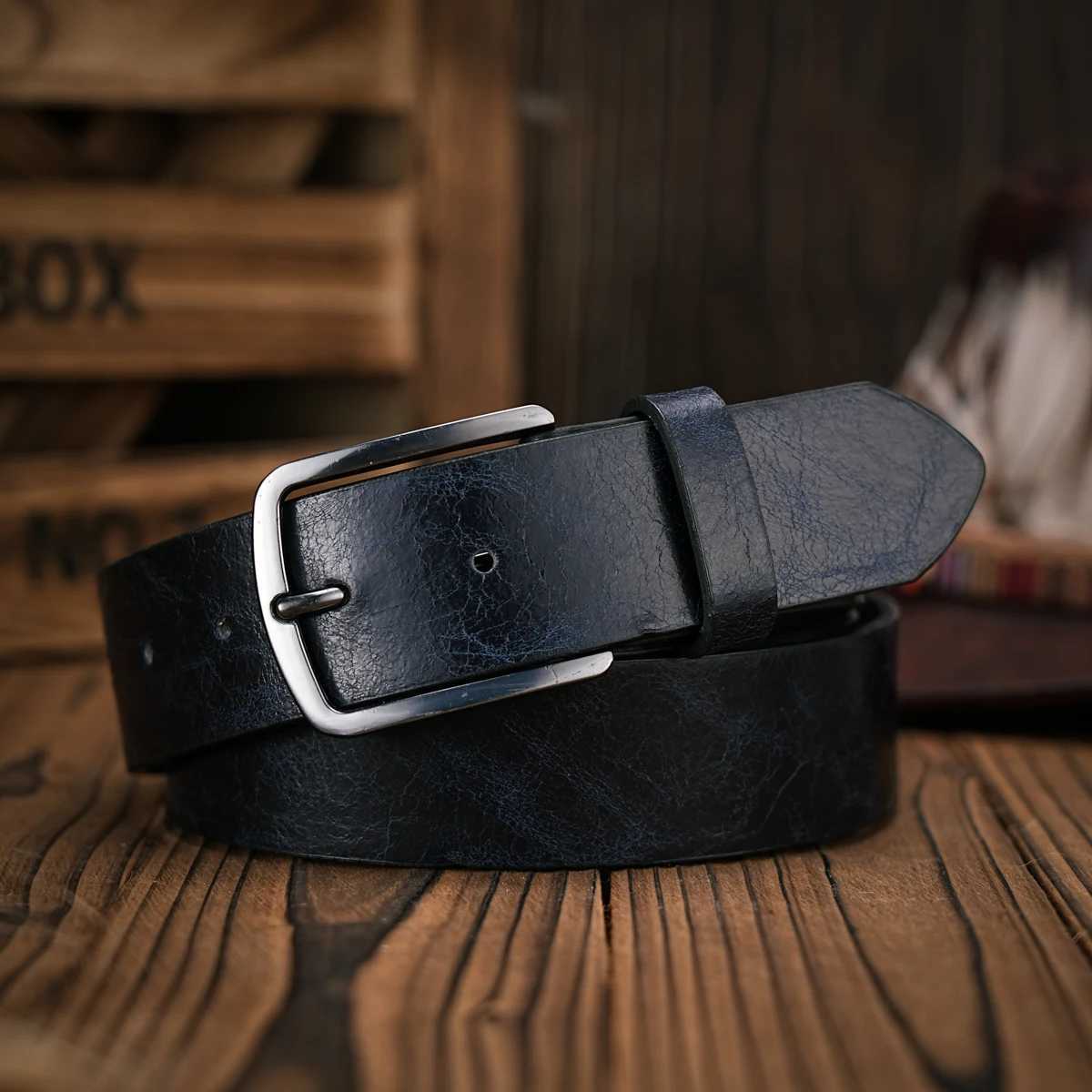 A mens and womens retro metal buckle casual style brown PU belt suitable for daily business attendance four seasons W250120