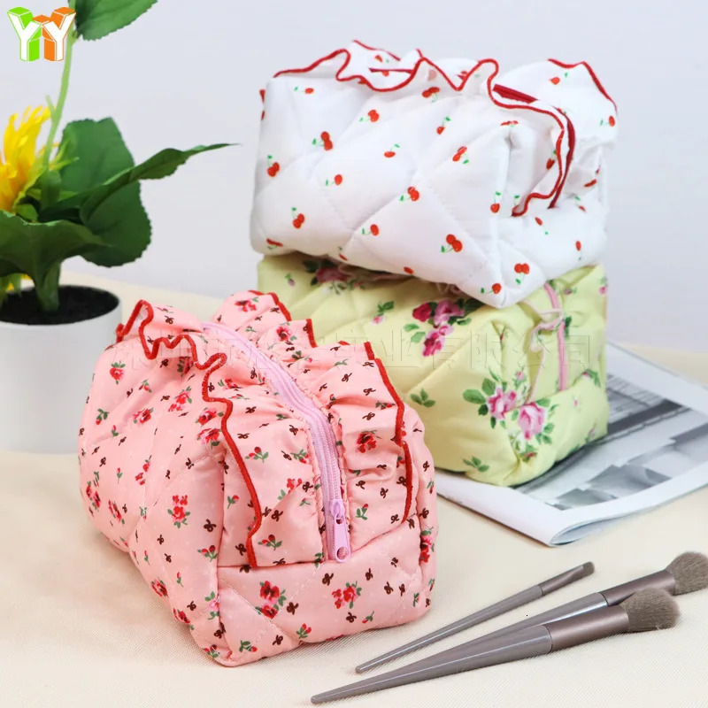 Quilted Floral Makeup Bag With Plaid lining Ruffle Edge For Women Large Capacity Travel Portable Pouch250114