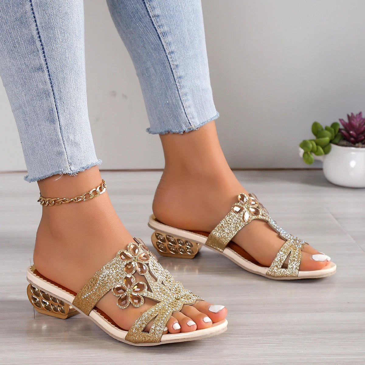 Women Slippers Summer Women Sandals Fashion Hollow Comfort Slippers Slip-On Beach Slides Zapatos De Mujer 250113