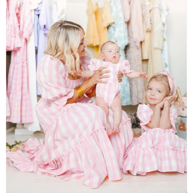 Summe Mother Daughter Matching Dresses Pink Grid Spring Family Look Mommy and Me Clothes Outfits Mom Mum Baby Women Girls Dress 250117
