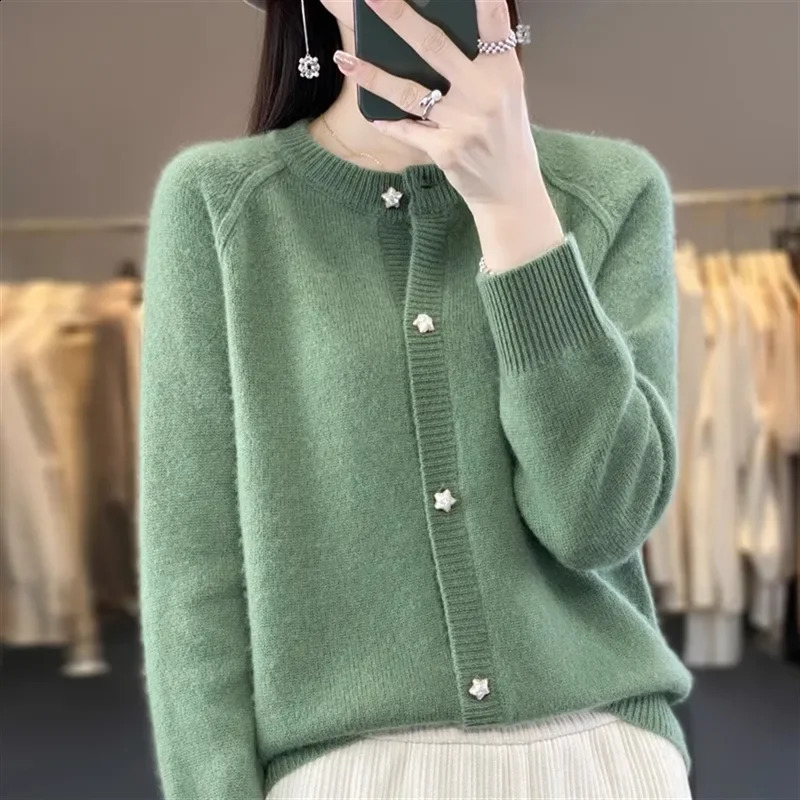 2025Knitted Sweater Autumn/Winter Cardigan Short Jacket Loose Top Womens Lazy Style Round Neck Star Button Knitted Sweater 250121