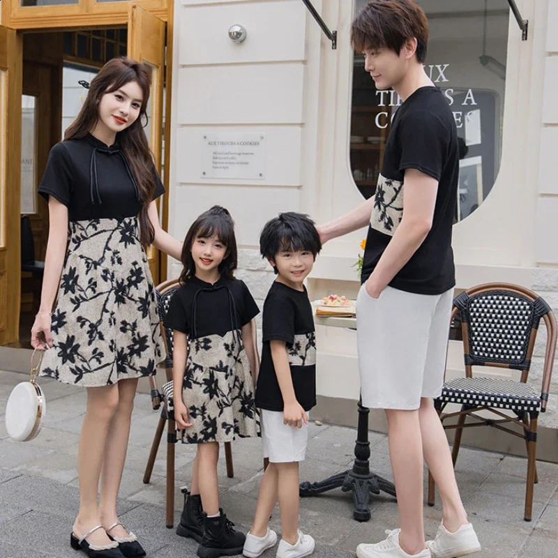 Partner Look CoupleSets Fashion Family Matching Brothers and Sister Clothes Clothing Women Mom Daughter Dress Dad Son T Shirts 250117