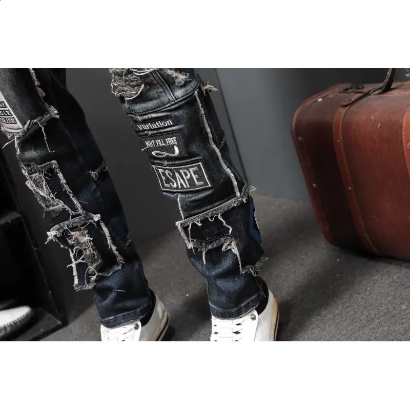 Spring and Autumn Broken Hole Patch ed Emblem Jeans Mens Straight Fit Elastic Pants 250113