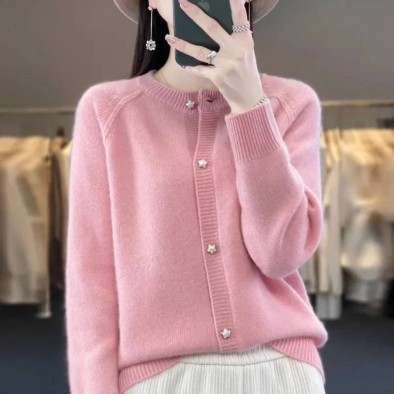 2025Knitted Sweater Autumn/Winter Cardigan Short Jacket Loose Top Womens Lazy Style Round Neck Star Button Knitted Sweater 250121