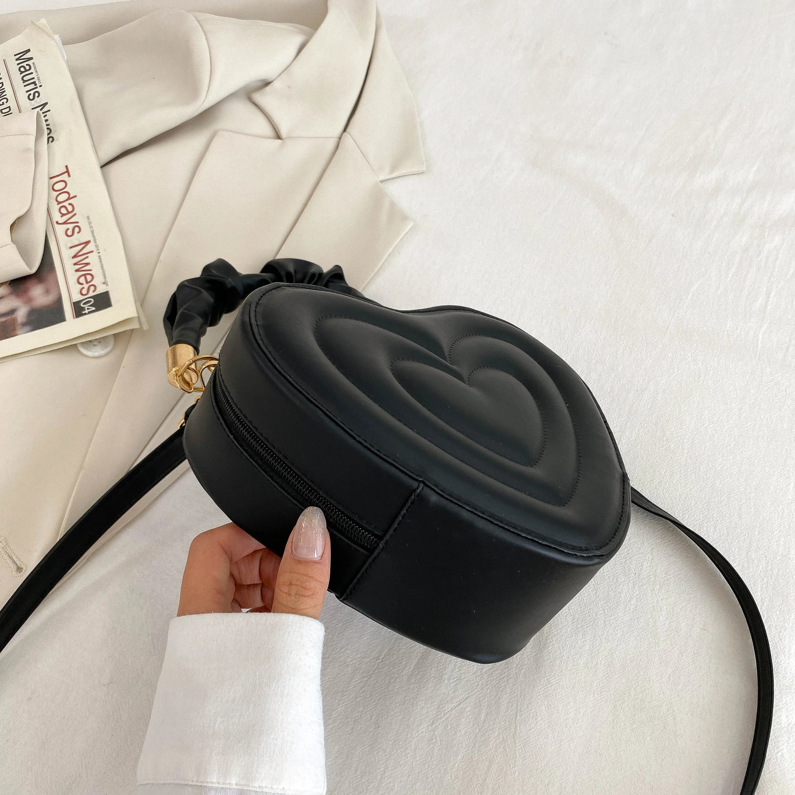Solid color zipper closure fashionable heart-shaped shoulder bag 250109