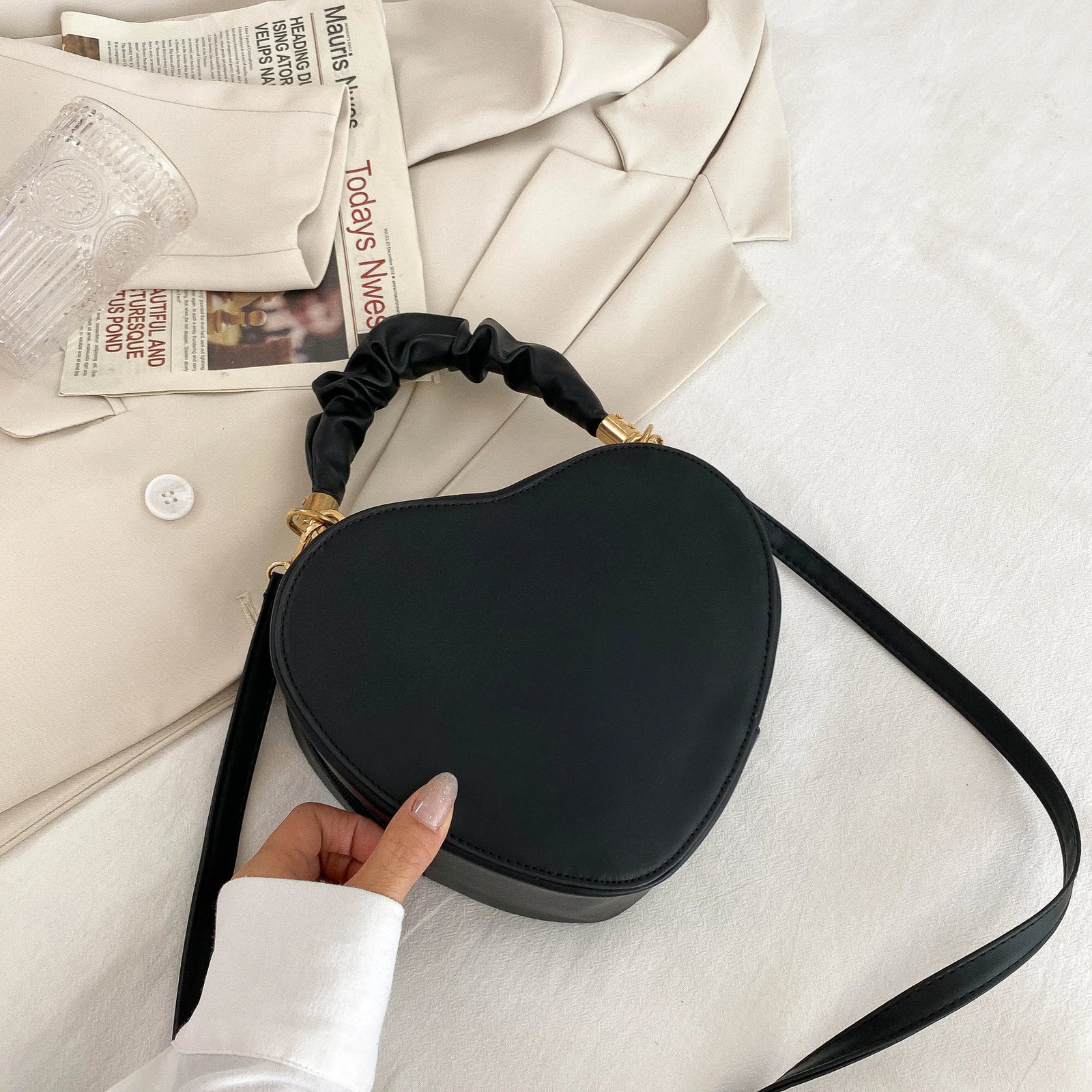 Solid color zipper closure fashionable heart-shaped shoulder bag 250109