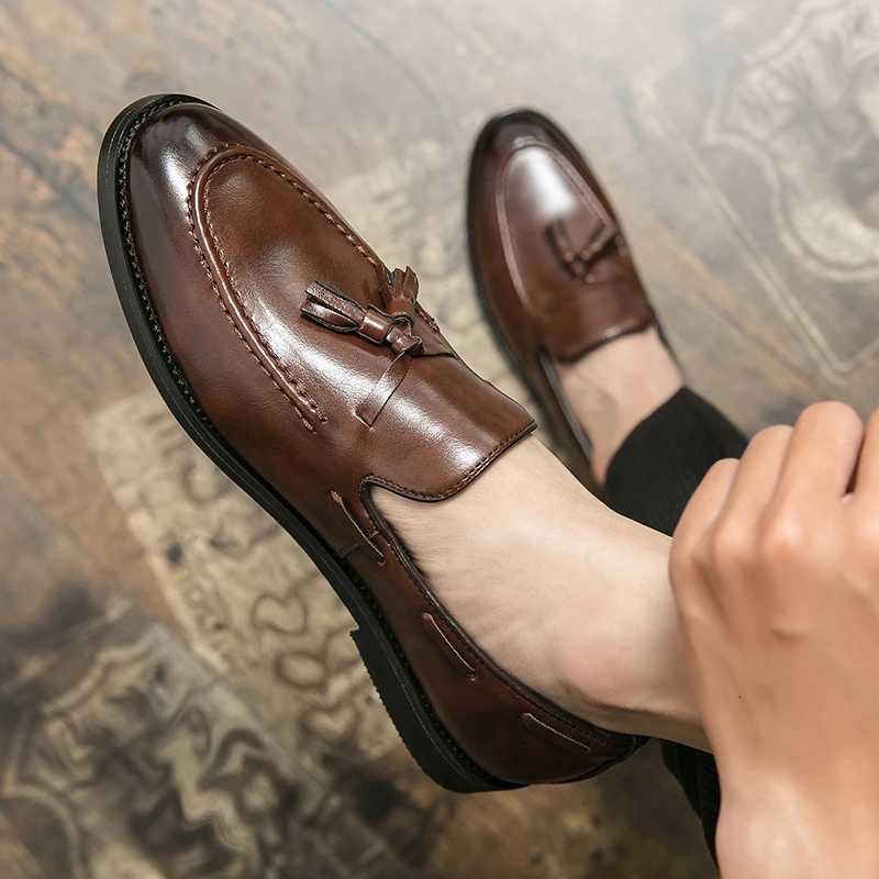 100% Genuine Leather Mens Brogues Shoes High Quality Social Leather Shoes British Tassels Formal Leather Men Wedding Business Dress Leather Shoes Male