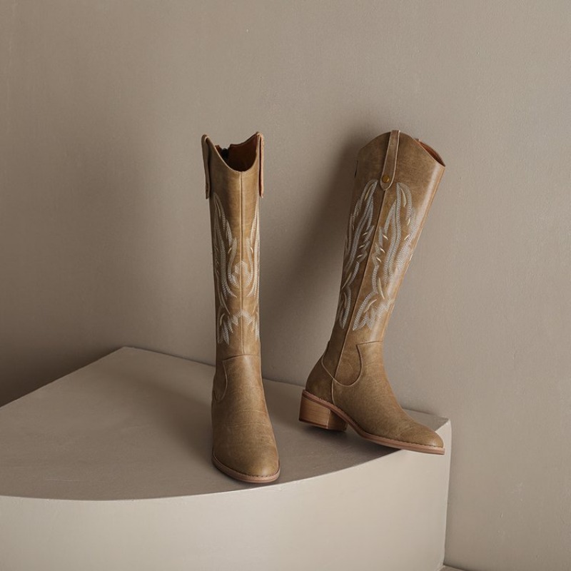 Chic Feminine Rodeo Style Spur-Themed Riding Shoes for Trendsetting Enthusiasts