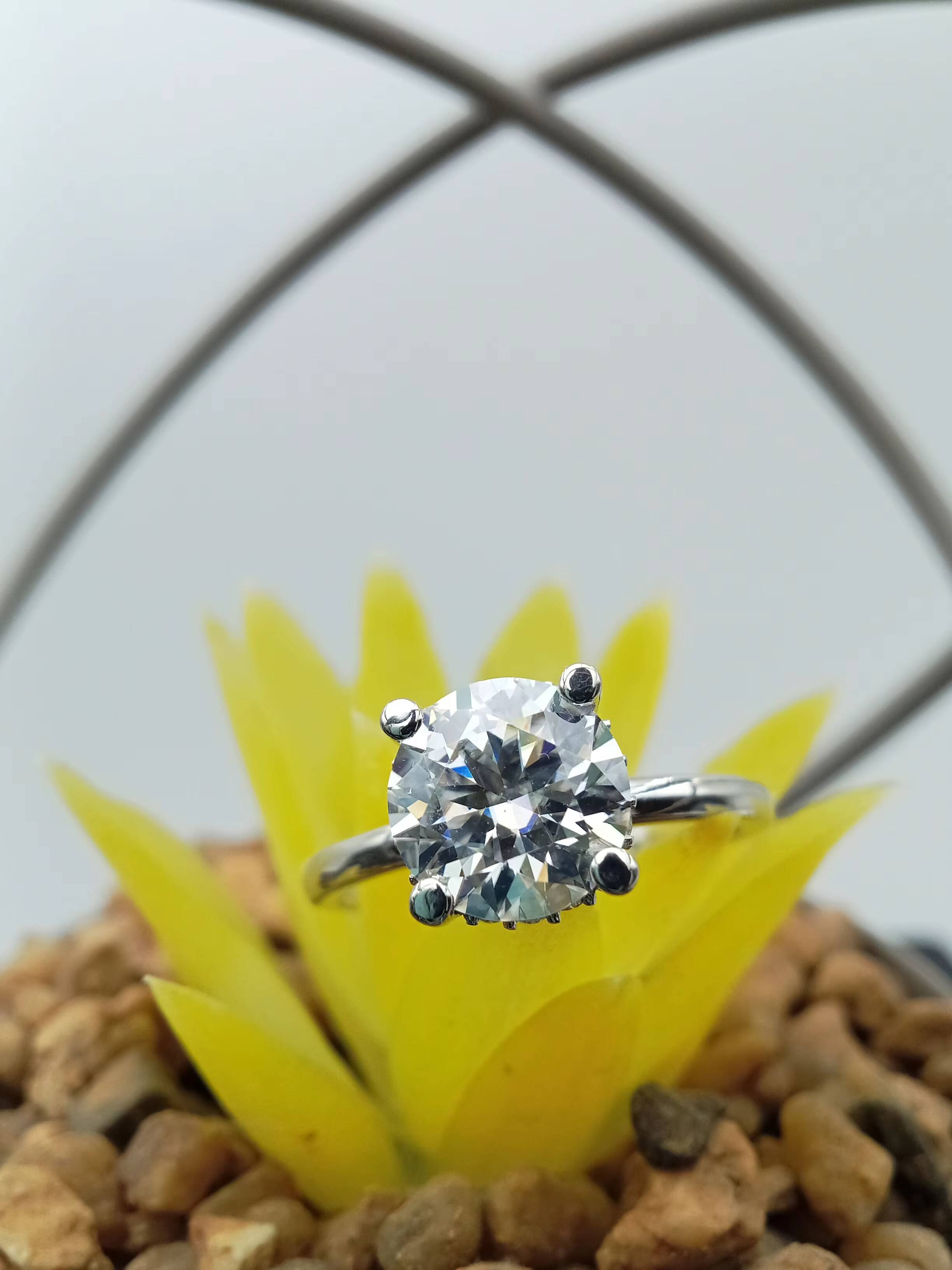 Luxury Custom Design 10K Solid Gold Moissanite Engagement Ring with VVS Diamond for Wedding or Gift
