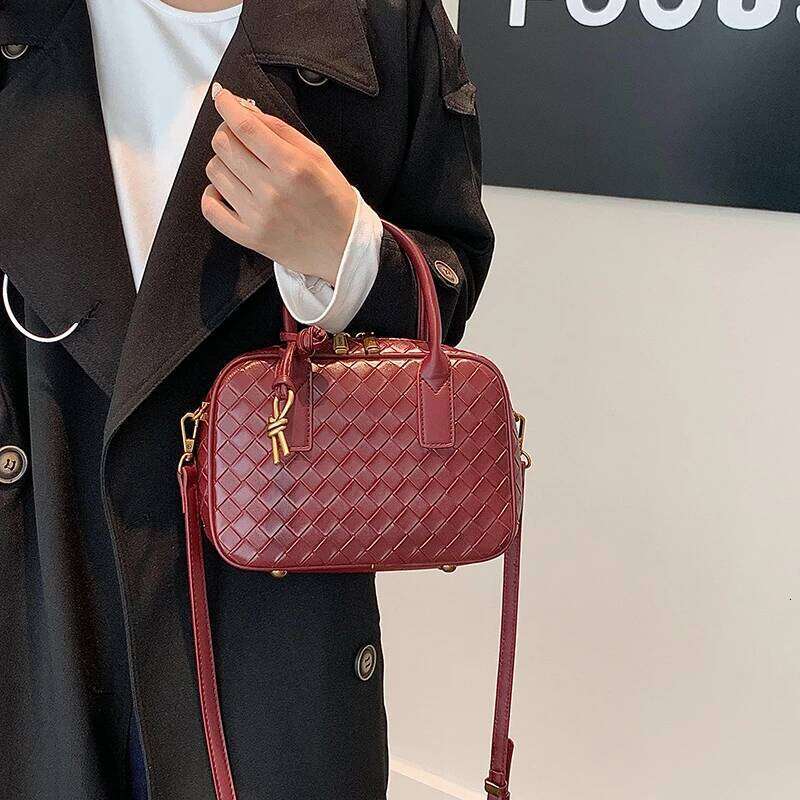 Minimalist Unique Leisure Stylish Bag Women Casual Woven Simple Vintage Fashionable Trendy Design Pu Material Crossbody Handbag