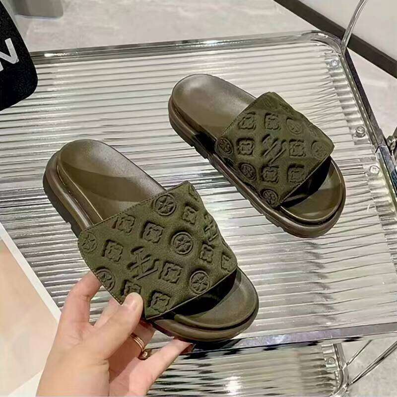 DHgadgets Luxurious Design Magic Pressed Beach for Men and Women, Fashionable Women's Sandals, Large Men's Slippers