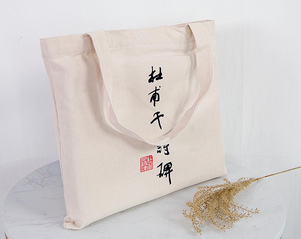 campact and portabnle Data cable storage bag with automatic closure pocket