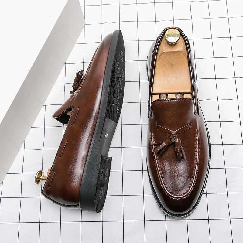 100% Genuine Leather Mens Brogues Shoes High Quality Social Leather Shoes British Tassels Formal Leather Men Wedding Business Dress Leather Shoes Male