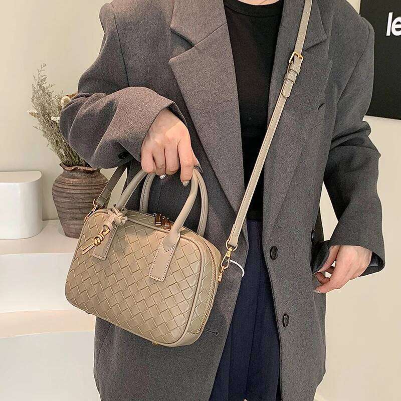 Minimalist Unique Leisure Stylish Bag Women Casual Woven Simple Vintage Fashionable Trendy Design Pu Material Crossbody Handbag