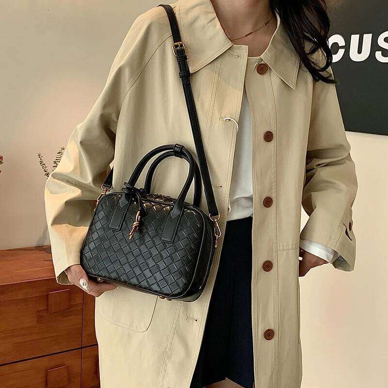 Minimalist Unique Leisure Stylish Bag Women Casual Woven Simple Vintage Fashionable Trendy Design Pu Material Crossbody Handbag