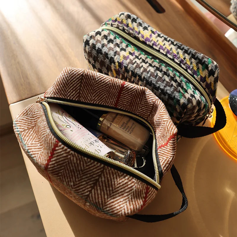 Plaid woolen cosmetic bag multifunctional portable large storage bag small fresh portable three-dimensional toiletry bag 250731