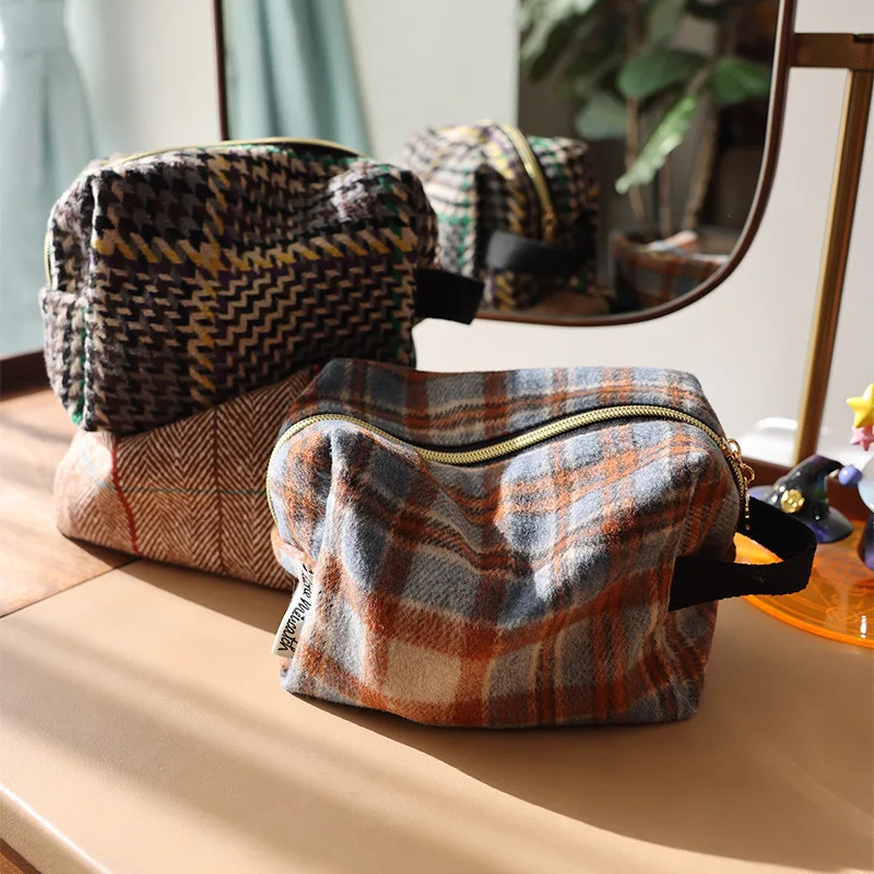 Plaid woolen cosmetic bag multifunctional portable large storage bag small fresh portable three-dimensional toiletry bag 250731