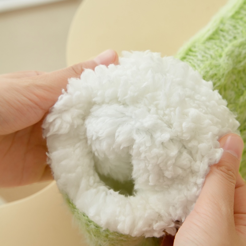 1 pair of thickened floor socks with plush insulation socks for warm feet, silicone anti slip socks on the soles of the feet, indoor shoe covers