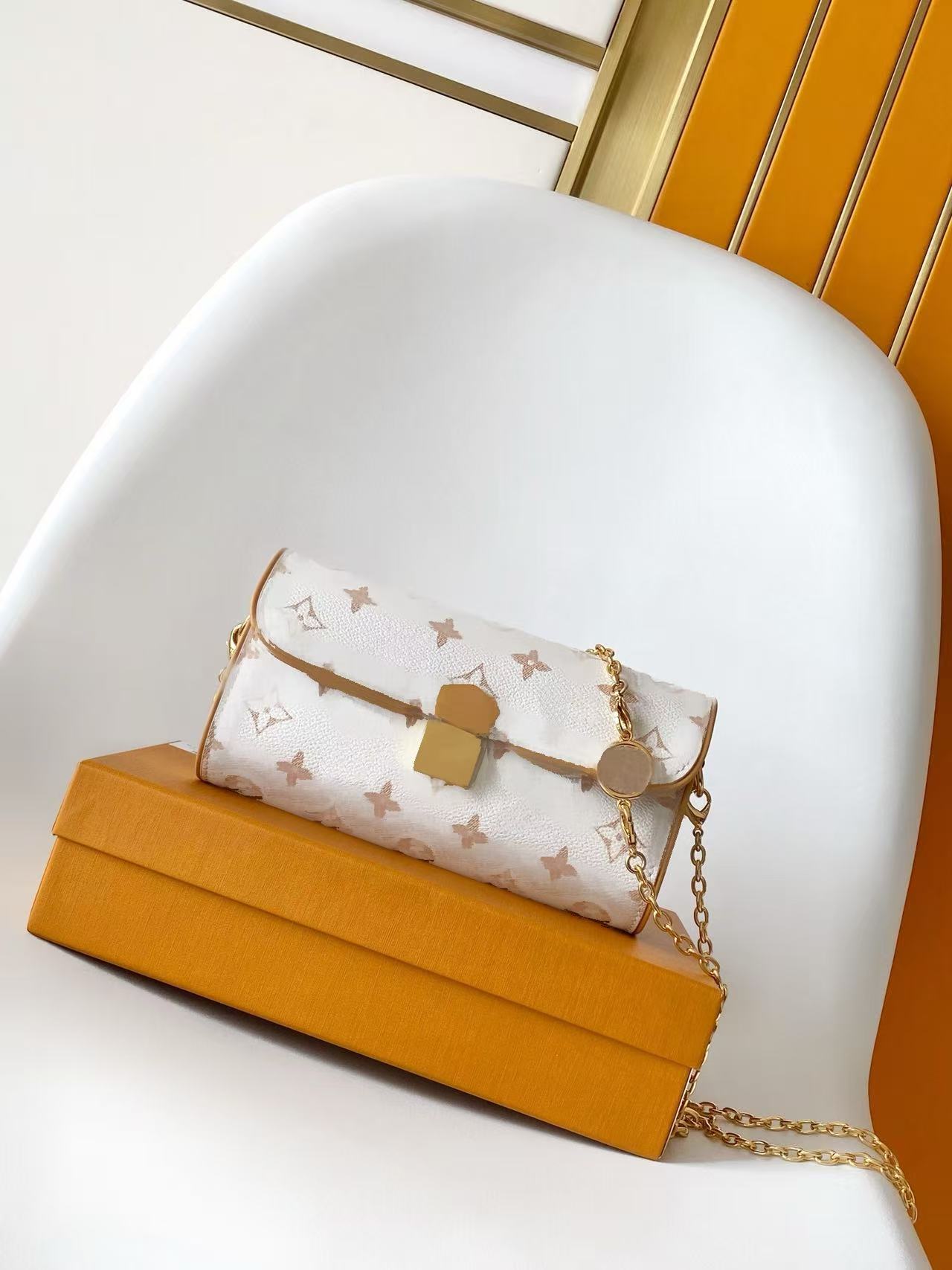 The designer's white printed chain bag is a shoulder and crossbody handbag, which is very suitable for women's daily commuting.
