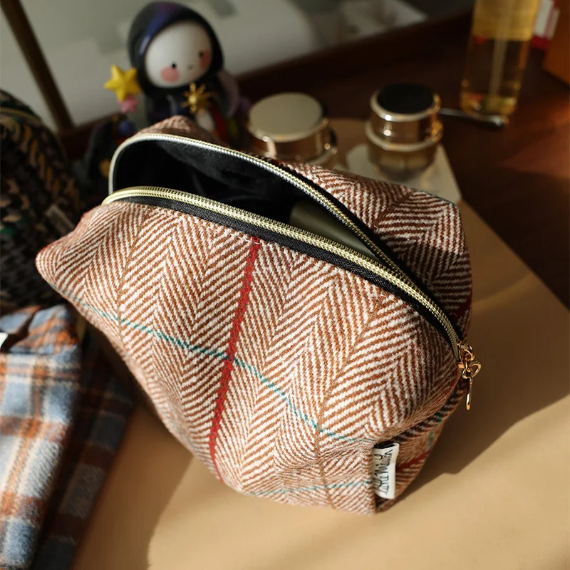 Plaid woolen cosmetic bag multifunctional portable large storage bag small fresh portable three-dimensional toiletry bag 250731