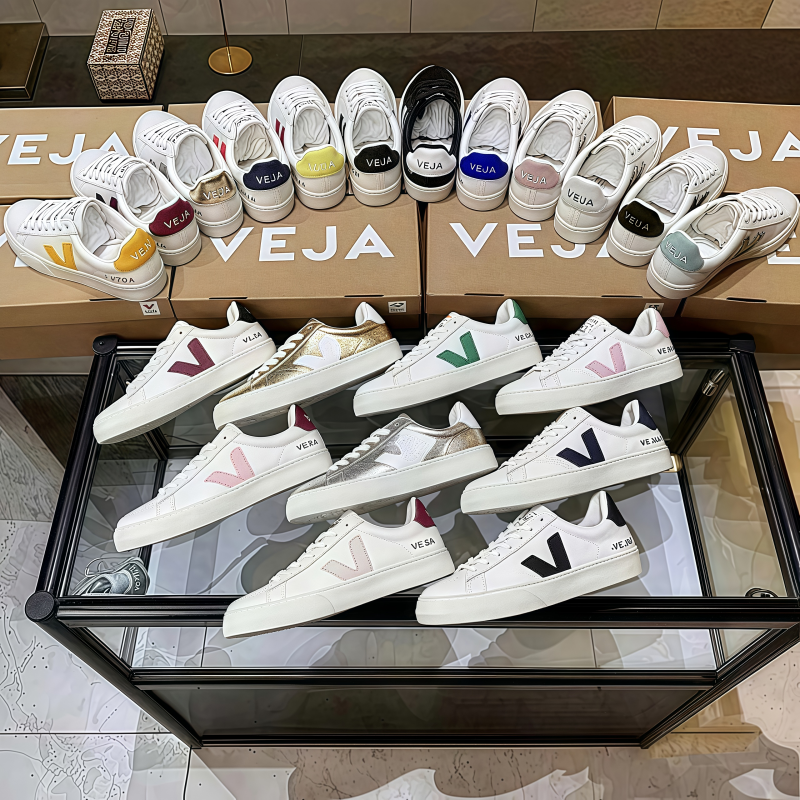 Top French-Brazilian organic cotton flat sneakers for green and low-carbon life and classic white designer couple's shoes with a "V" on them.