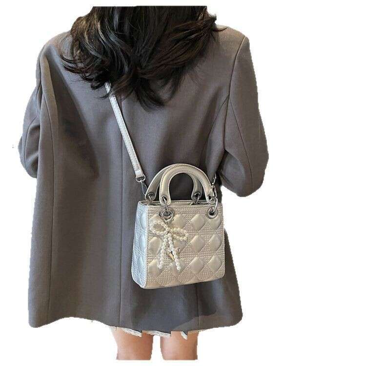 Niche Design Princess Diana 2025 Fashion Spring Single Shoulder Crossbody Korean Version Textured Quilted New Small Square Bag