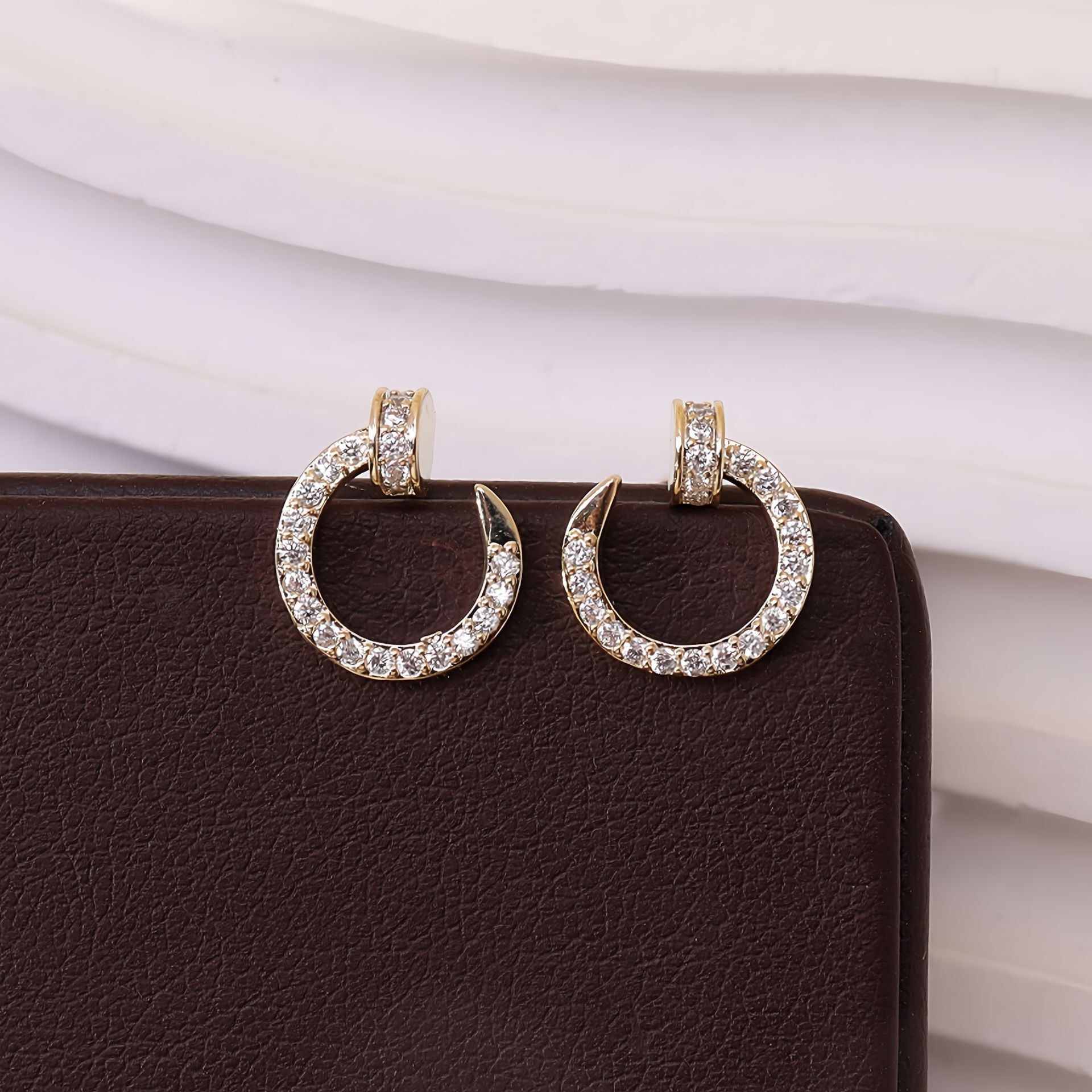 Free Shipping Designer Luxury Jewelry Round Simple Women's 925 Silver Ear Studs New Trend Niche Fashion Bright Diamond Earrings Accessories