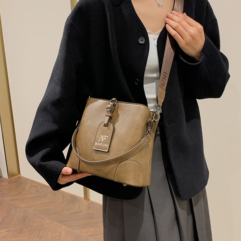 New retro fashion single shoulder crossbody handbag, crossbody bag, simple and versatile bucket bag, women's bag