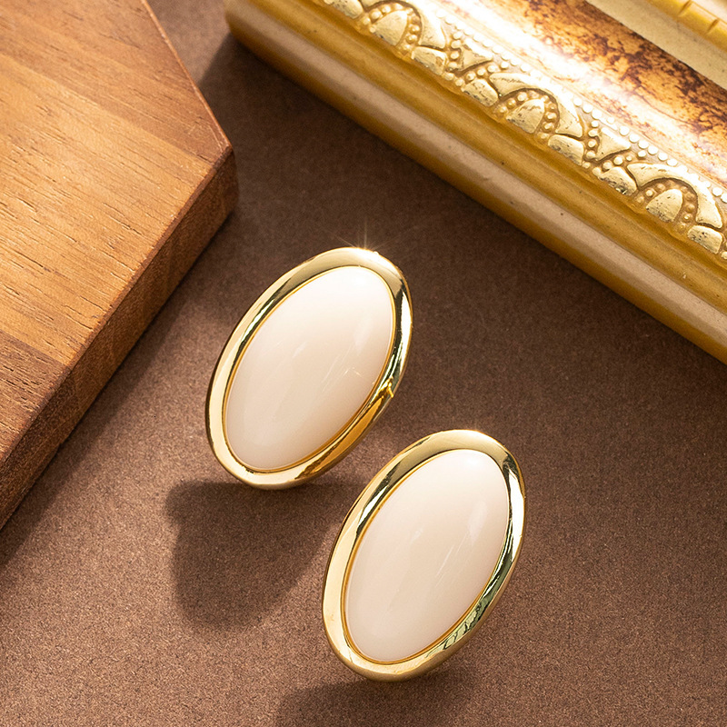 Korean Version Exquisite Fashion Geometric Oval Sugar Bean Earrings for Women High-end Elegant Versatile Hepburn Style Sier Needle Ear Jewelry