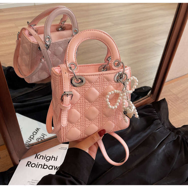 Niche Design Princess Diana 2025 Fashion Spring Single Shoulder Crossbody Korean Version Textured Quilted New Small Square Bag