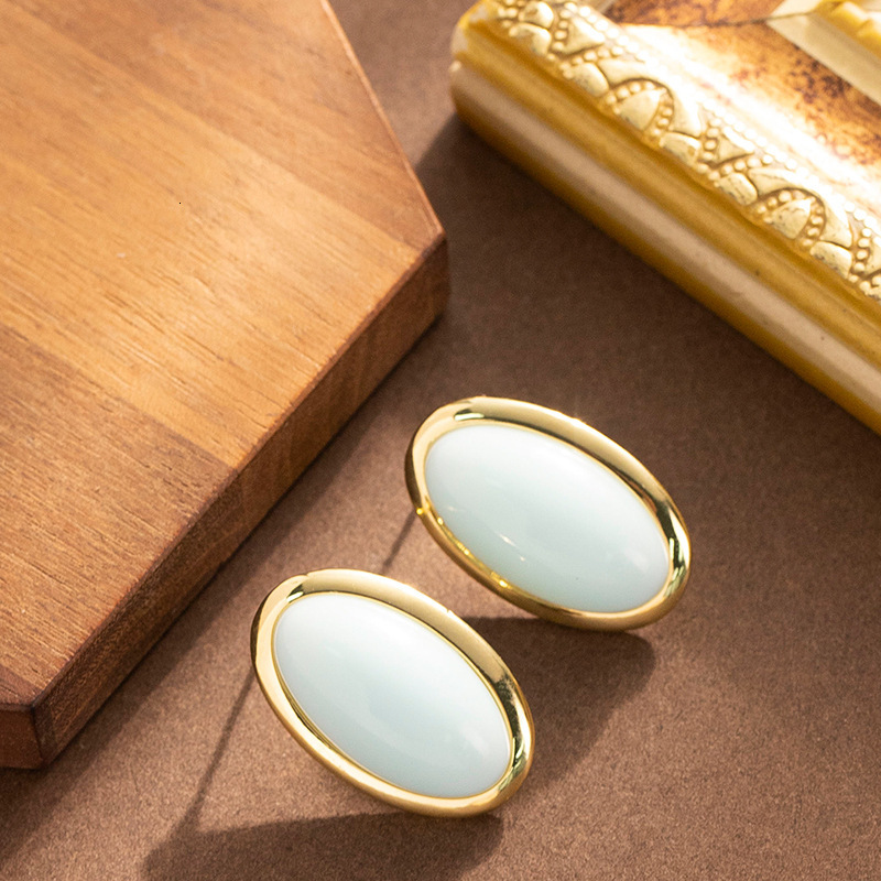 Korean Version Exquisite Fashion Geometric Oval Sugar Bean Earrings for Women High-end Elegant Versatile Hepburn Style Sier Needle Ear Jewelry