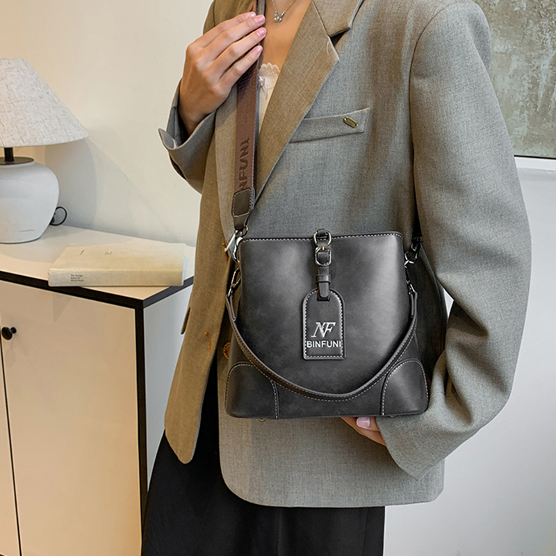 New retro fashion single shoulder crossbody handbag, crossbody bag, simple and versatile bucket bag, women's bag