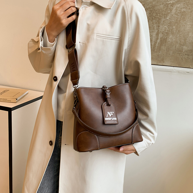 New retro fashion single shoulder crossbody handbag, crossbody bag, simple and versatile bucket bag, women's bag