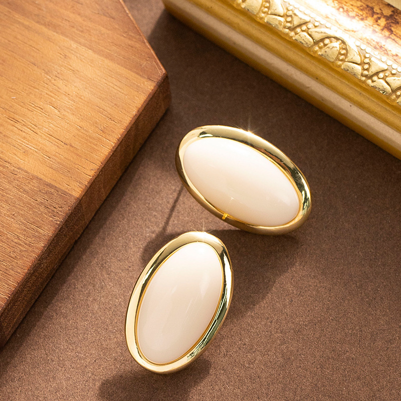 Korean Version Exquisite Fashion Geometric Oval Sugar Bean Earrings for Women High-end Elegant Versatile Hepburn Style Sier Needle Ear Jewelry
