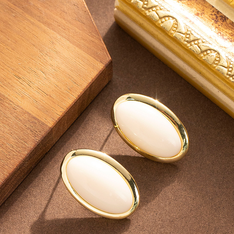 Korean Version Exquisite Fashion Geometric Oval Sugar Bean Earrings for Women High-end Elegant Versatile Hepburn Style Sier Needle Ear Jewelry