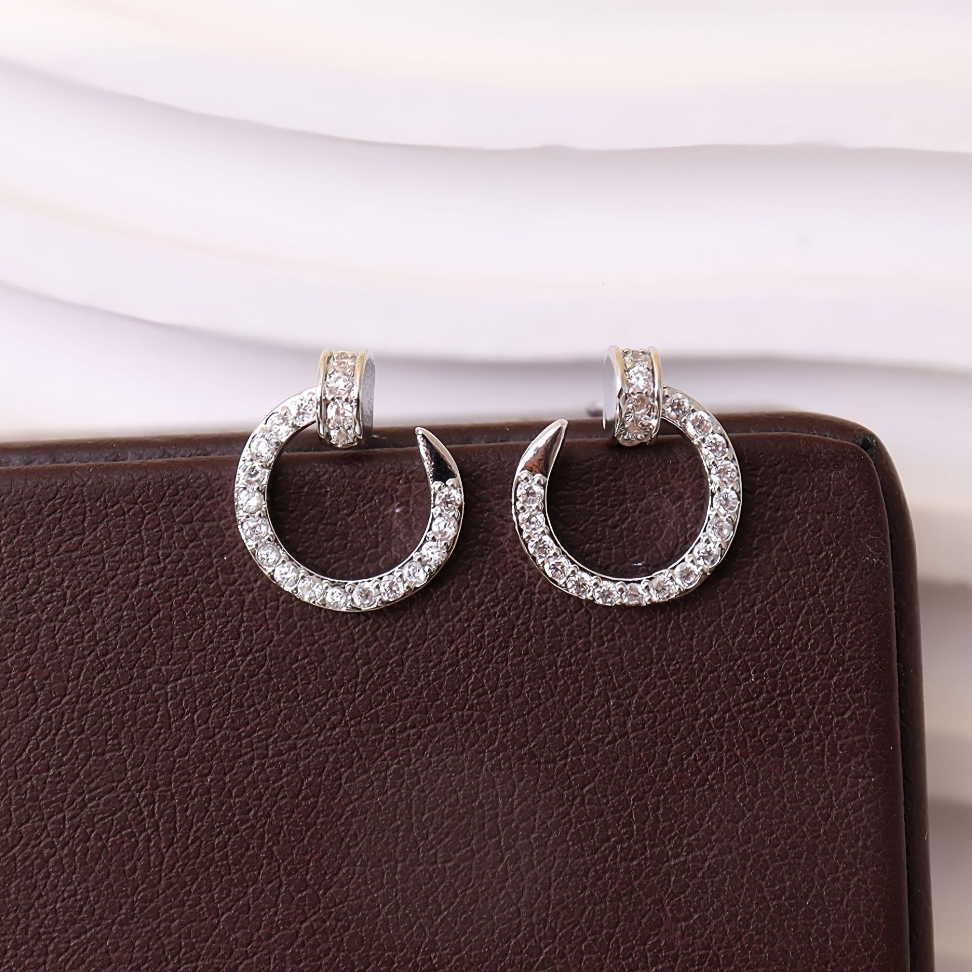 Free Shipping Designer Luxury Jewelry Round Simple Women's 925 Silver Ear Studs New Trend Niche Fashion Bright Diamond Earrings Accessories