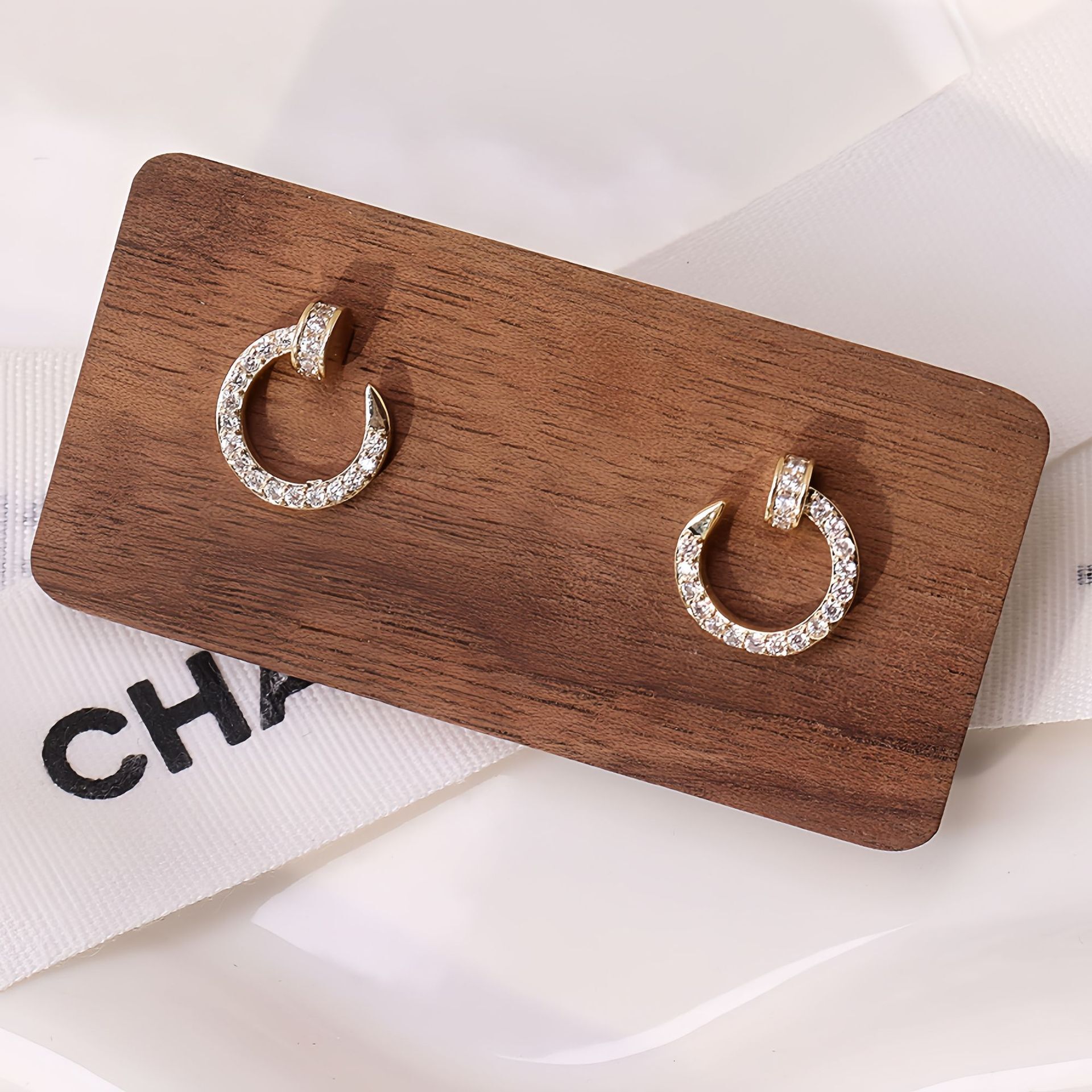 Free Shipping Designer Luxury Jewelry Round Simple Women's 925 Silver Ear Studs New Trend Niche Fashion Bright Diamond Earrings Accessories