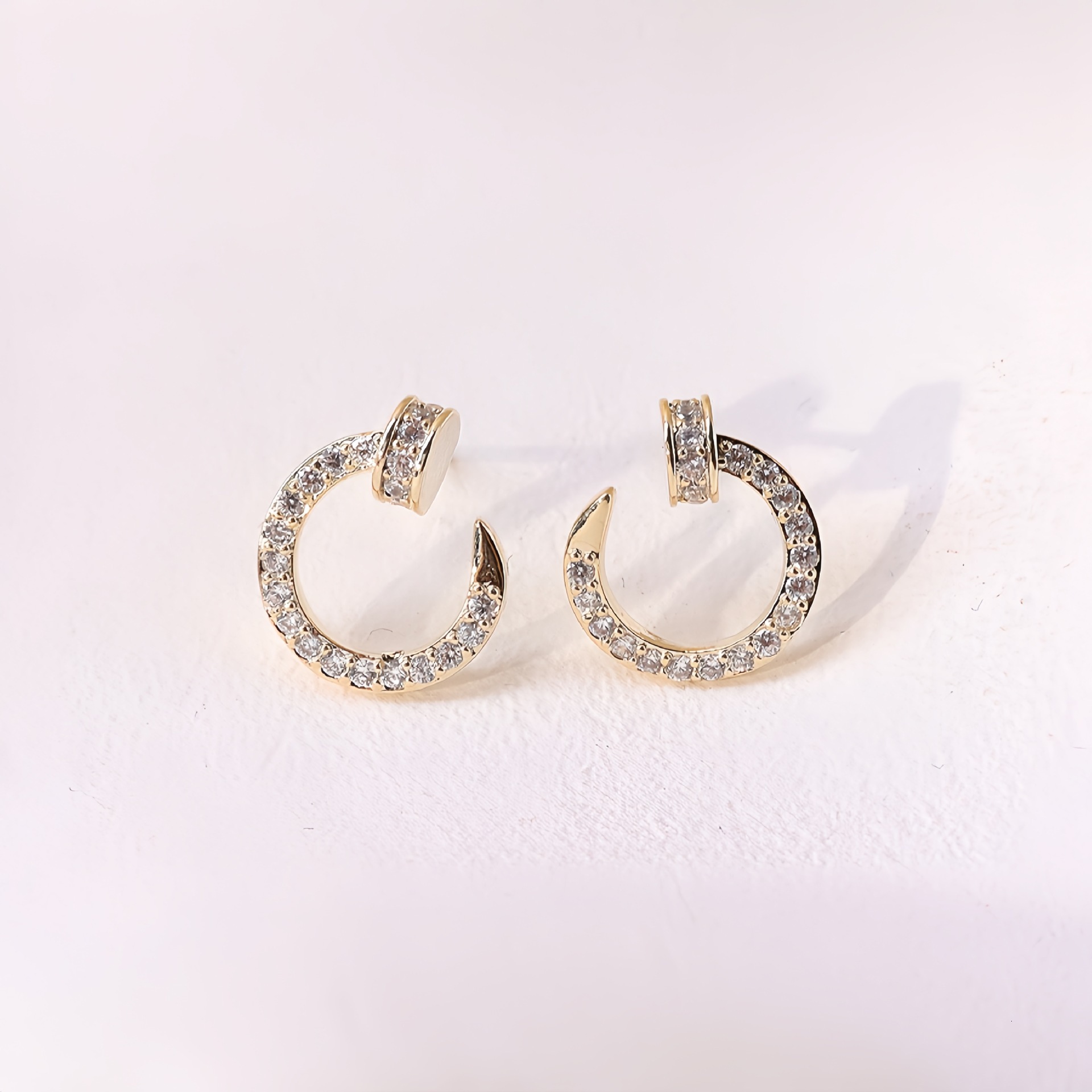 Free Shipping Designer Luxury Jewelry Round Simple Women's 925 Silver Ear Studs New Trend Niche Fashion Bright Diamond Earrings Accessories