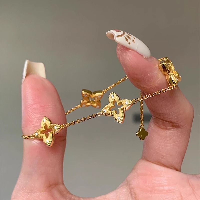 2025 New Retro Hollowed-out Brushed Four-leaf Clover Bracelet Designer Jewelry Wedding Ring Fashionable Elegant Simple And High-end Collarbone Chain