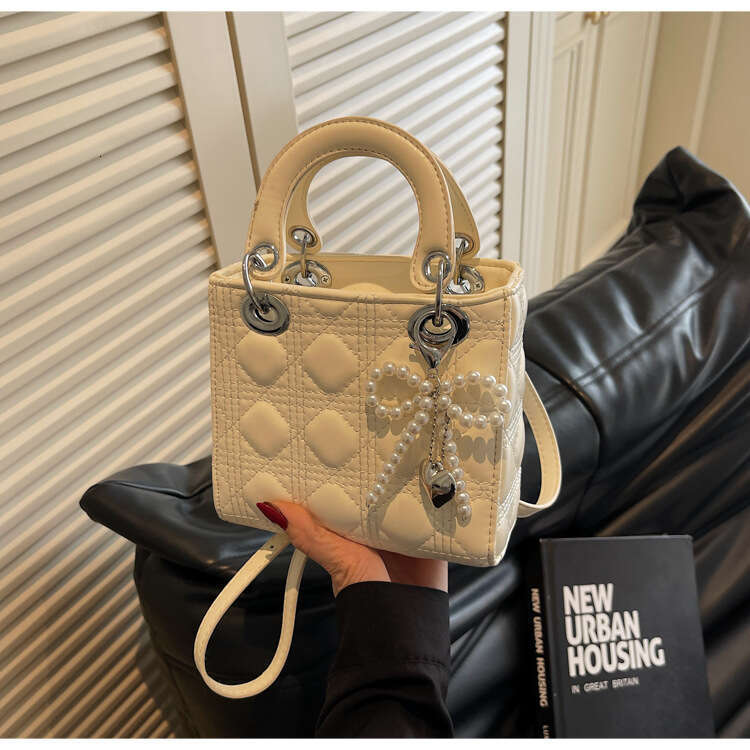 Niche Design Princess Diana 2025 Fashion Spring Single Shoulder Crossbody Korean Version Textured Quilted New Small Square Bag