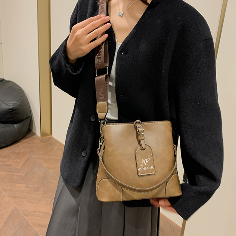 New retro fashion single shoulder crossbody handbag, crossbody bag, simple and versatile bucket bag, women's bag