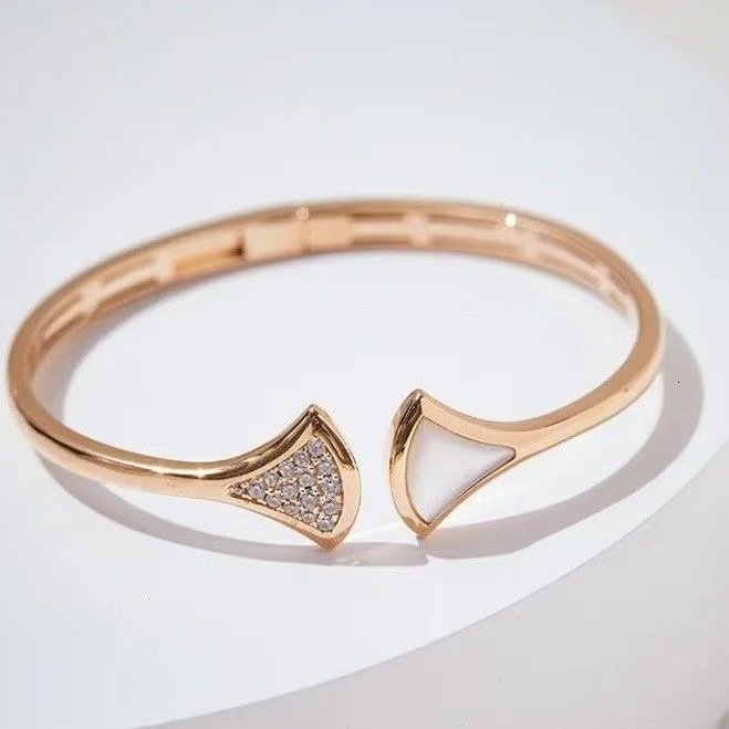 2025 new white motherofpearl 18k goldplated elegant retro style designer jewelry for men and women with red agate fanshaped bracelet