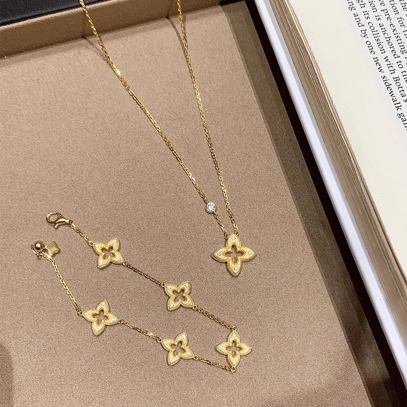 2025 New Retro Hollowed-out Brushed Four-leaf Clover Bracelet Designer Jewelry Wedding Ring Fashionable Elegant Simple And High-end Collarbone Chain