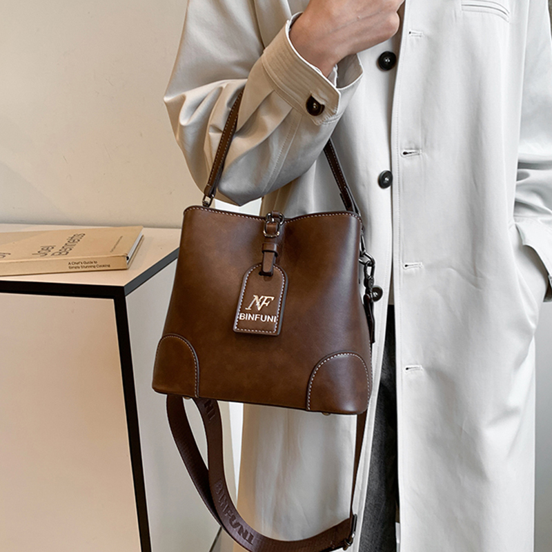 New retro fashion single shoulder crossbody handbag, crossbody bag, simple and versatile bucket bag, women's bag