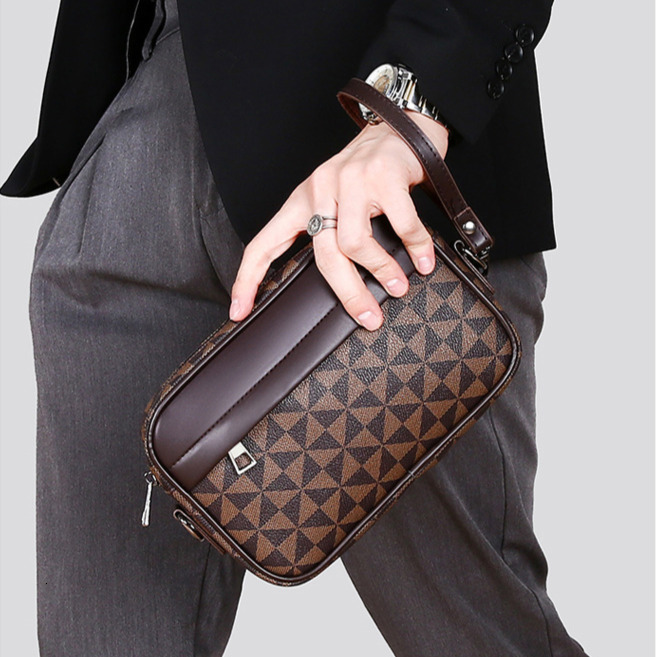 Luxury High-end Men's Business Wrist Bag Free Shipping Designer Soft Leather Shoulder Bag Casual Geometric Pattern Phone Bag Fashion Handbag