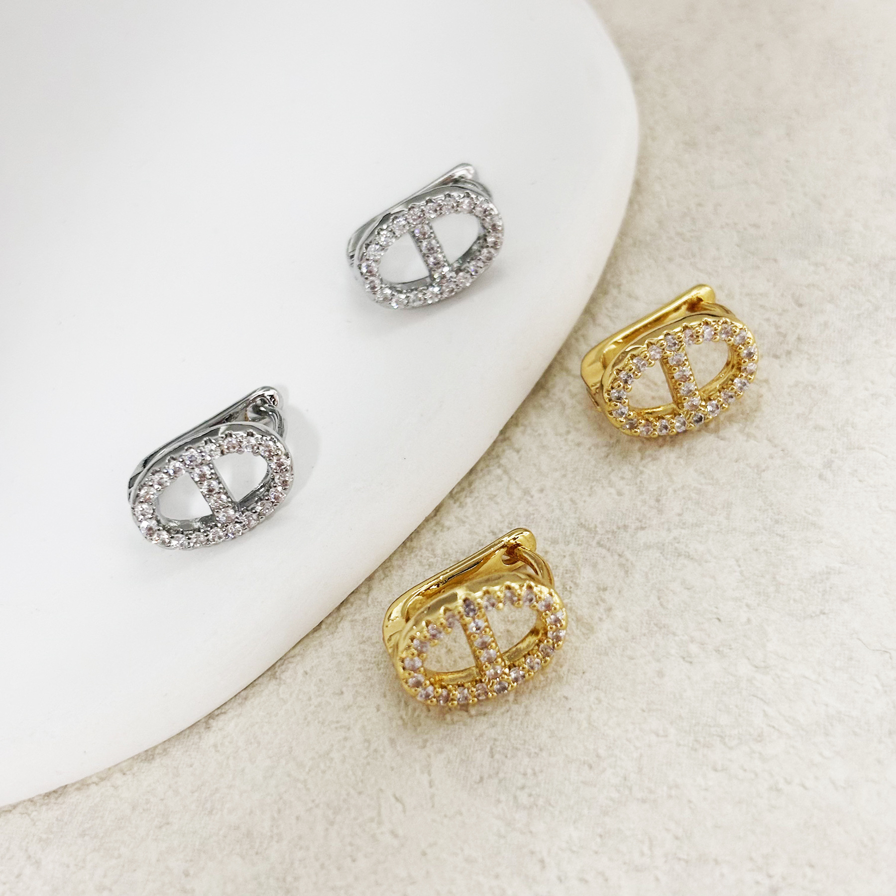 European And American Designer Jewelry Wedding Rings Simple Luxury Zircon Pig Nose Earrings Gold Plated High-end Elegant Ear Studs Wholesale